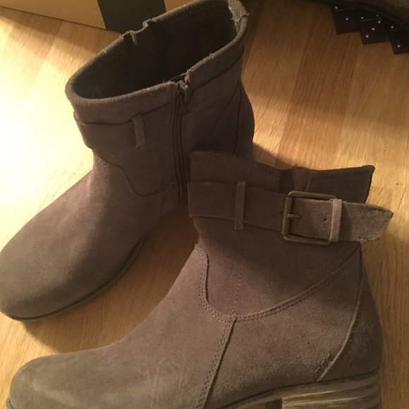 Clarks short boots, new without box never worn  Taupe in color size 8.5 women's - Picture 6 of 6